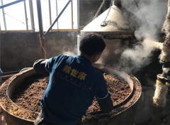 <b>赖世家传人赖天鹏分享赖家茅酒的酿造技艺</b>