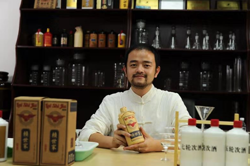 弘扬赖氏茅酒,提供高性价比茅酒产品:赖氏父