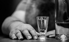 塑料桶装的白酒能喝吗?酒能放在塑料桶里吗